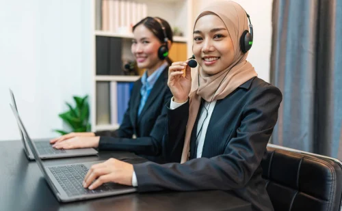 friendly-smiling-woman-call-center-operator-using-2024-11-29-23-34-54-utc (1)